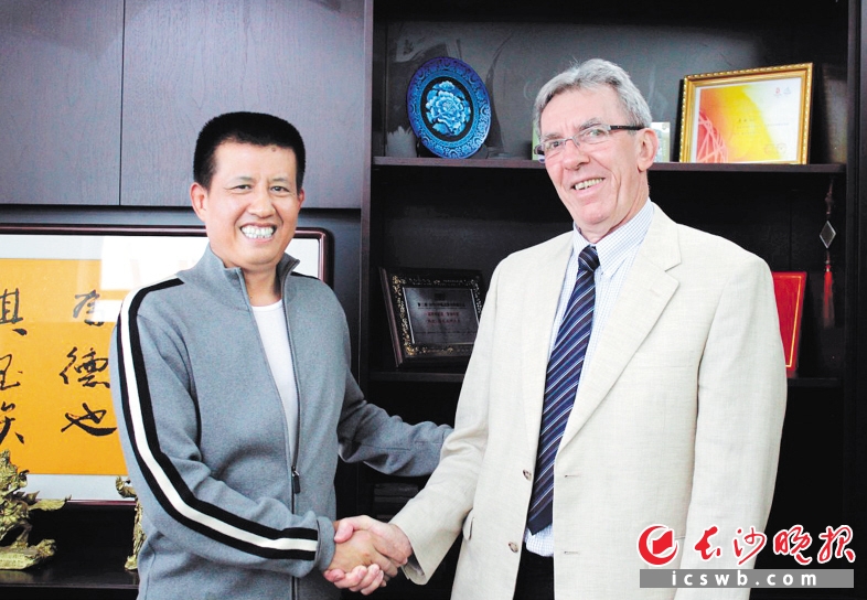 10月5日，湖南企业家李韬开心地在朋友圈晒出2016年诺贝尔化学奖得主让-皮埃尔·索瓦日与自己的合影。受访者供图