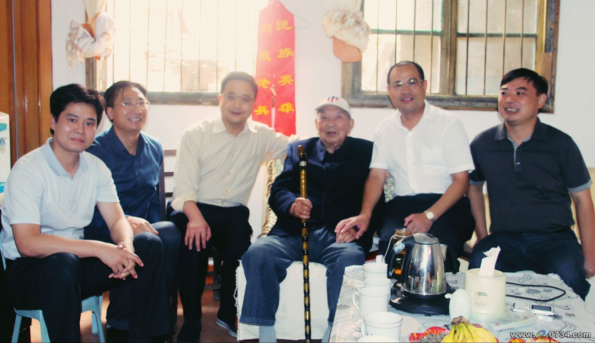 衡阳市领导重阳节前看望抗战老兵和福利院老人