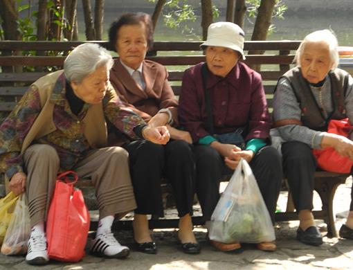 重阳节老人们怎么过：57%老人盼子女陪吃饭聊天