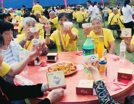 衡阳市近3000老人共享第三届“千叟宴”盛宴