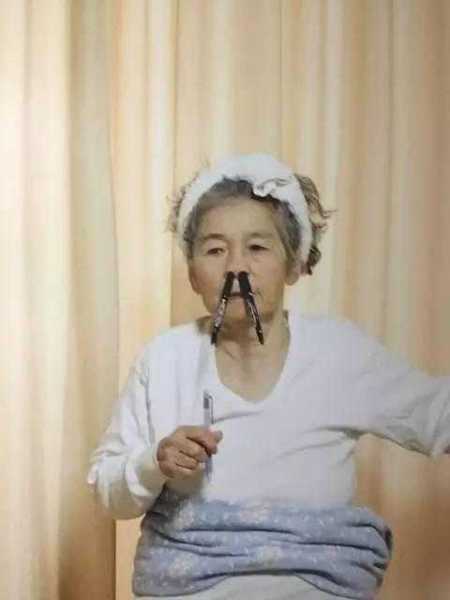 日本88岁老太搞怪拍照讽刺社会成网红