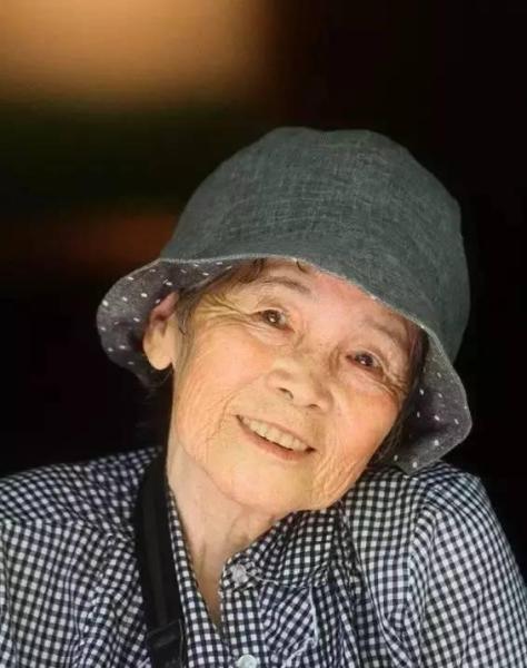 日本88岁老太搞怪拍照讽刺社会成网红