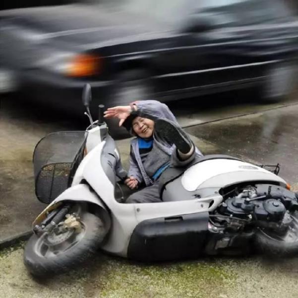 日本88岁老太搞怪拍照讽刺社会成网红