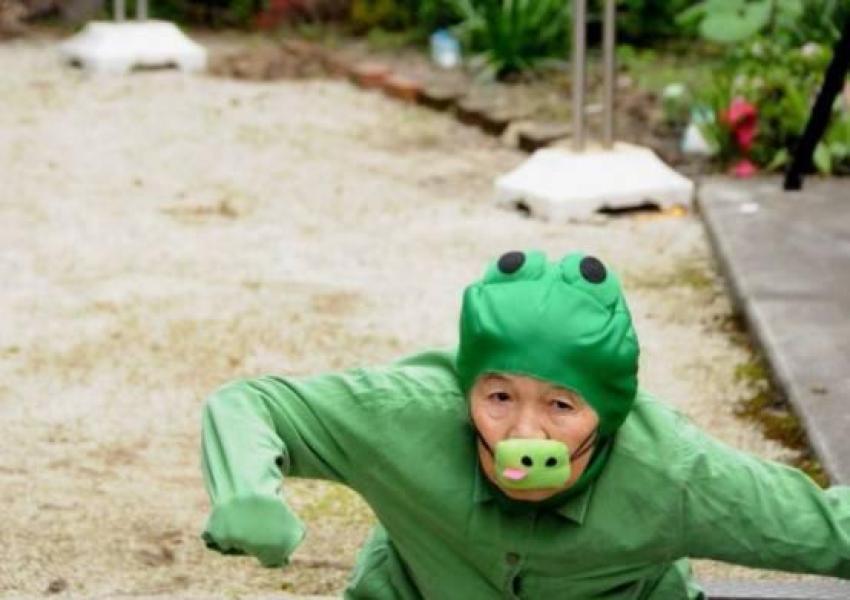 日本88岁老太搞怪拍照讽刺社会成网红