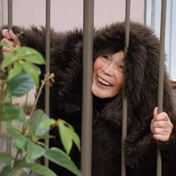 日本88岁老太搞怪拍照讽刺社会成网红