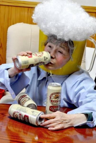 日本88岁老太搞怪拍照讽刺社会成网红