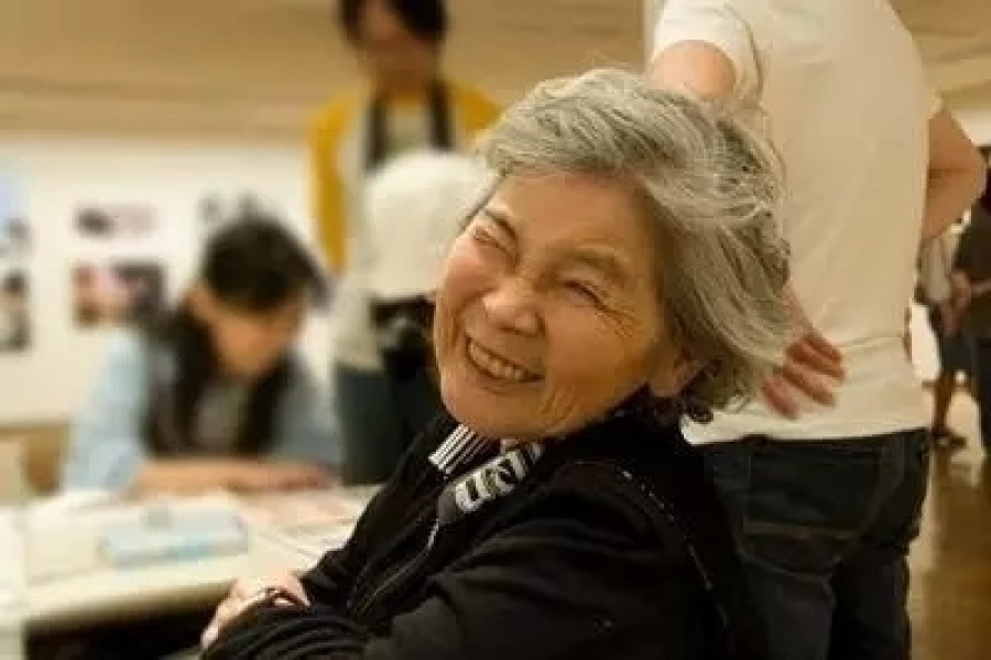 日本88岁老太搞怪拍照讽刺社会成网红