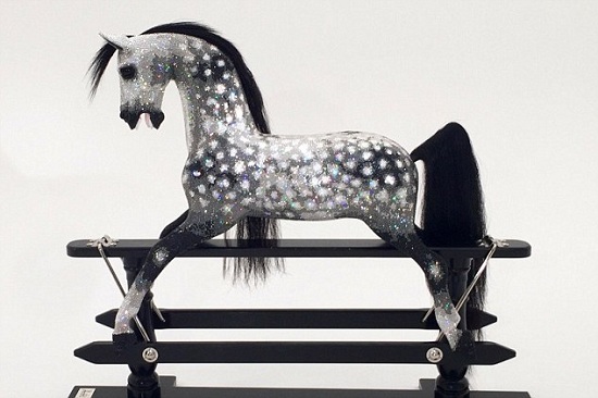 这匹奢华摇马镶满了施华洛世奇水晶。