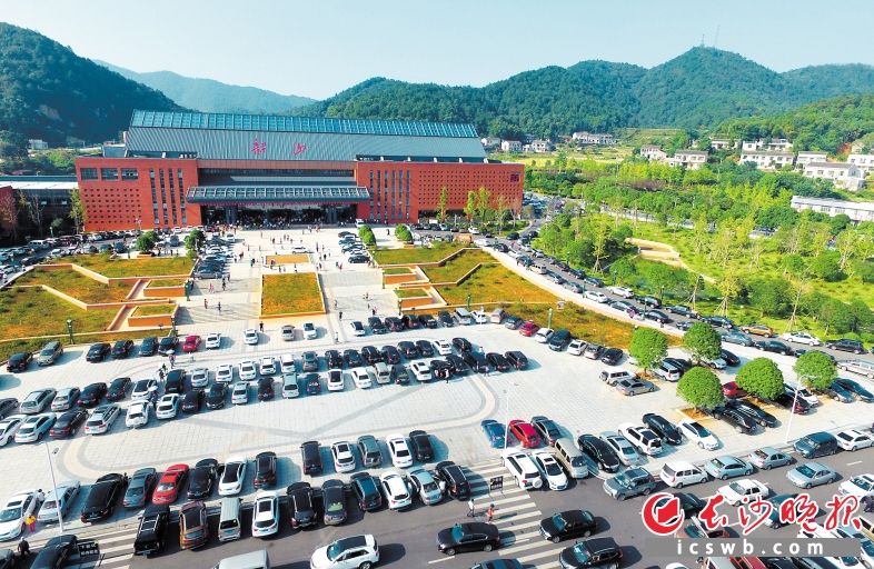 受益于新运行的游客换乘系统，韶山旅游区秩序井然。长沙晚报通讯员莫正德 摄