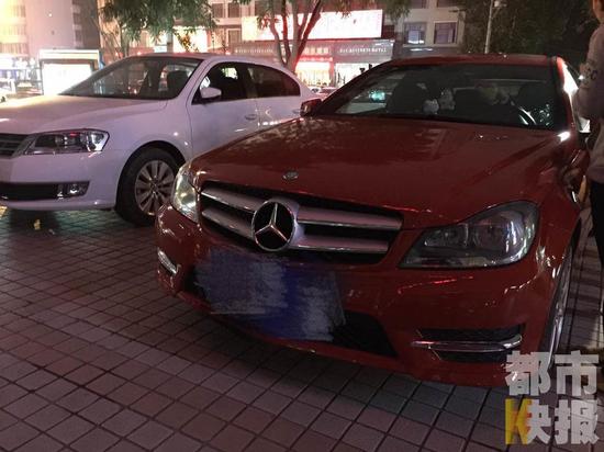 图为男子奔驰车