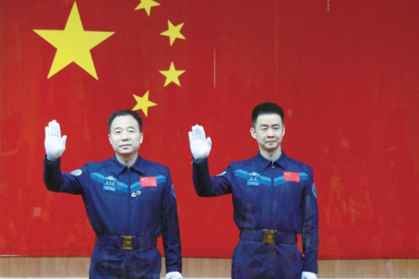 6日，神舟十一号载人飞行任务航天员景海鹏(左)、陈冬在酒泉卫星发射中心出席记者见面会。