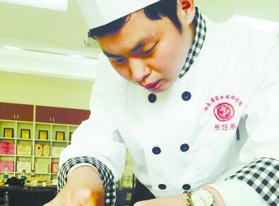 [湖湘工匠]中式烹调师决赛冠军彭军炜：舌尖上的“绝活”