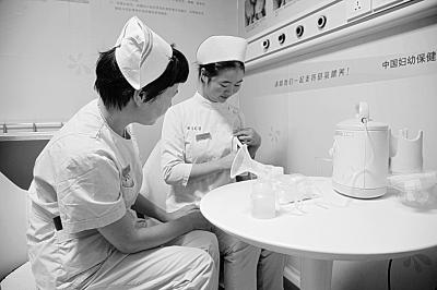 护士妈妈正在捐母乳 通讯员温红蕾 摄