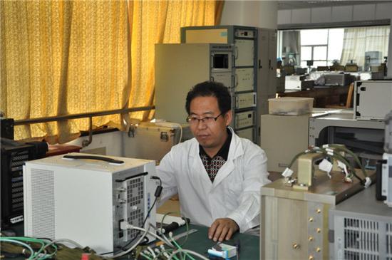 2013年6月16日，总工程师孙武在研究微波雷达小型化改进方案