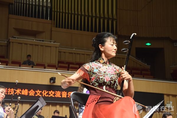 广播民族乐团首席,国家一级演奏家姜克美作为当晚特邀演奏嘉宾登场