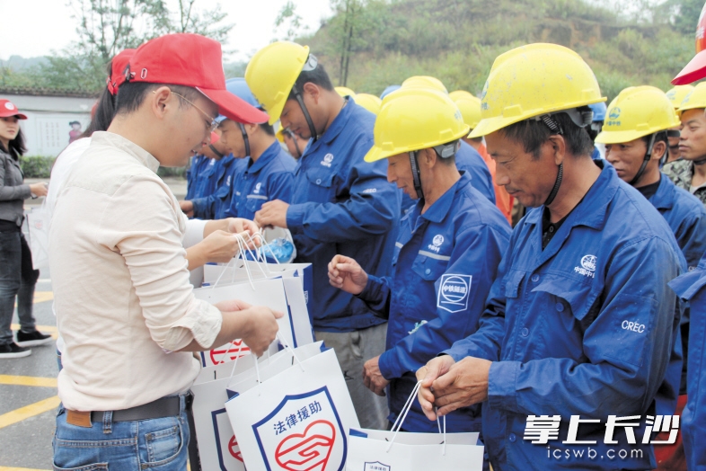 10月20日上午，市法律援助处工作人员来到中铁隧道湘府路快速化改造项目施工工地，为农民工兄弟带来法律宣讲，并赠送法律书籍。