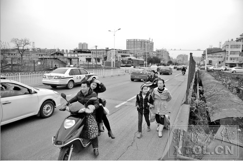 谈爱桥上人车混流。