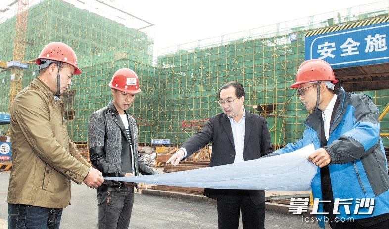 宁乡县委书记周辉（右二）在湖南省大学科技产业园二期建设项目工地调研。长沙晚报记者 罗杰科 摄