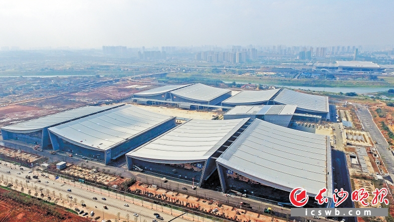 昨日上午，记者在长沙国际会展中心现场看到，8个场馆及周边道路已基本完工，施工人员正在进行绿化种植和现场清理。 长沙晚报记者 王志伟 摄