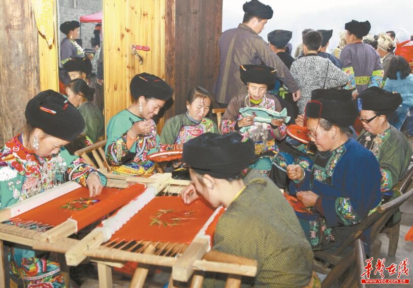 花垣县十八洞村,妇女们在绣苗绣(资料图片)龙艾青 摄