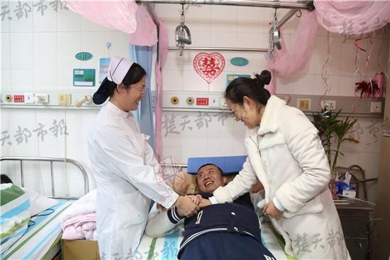 李贵君躺在病床上