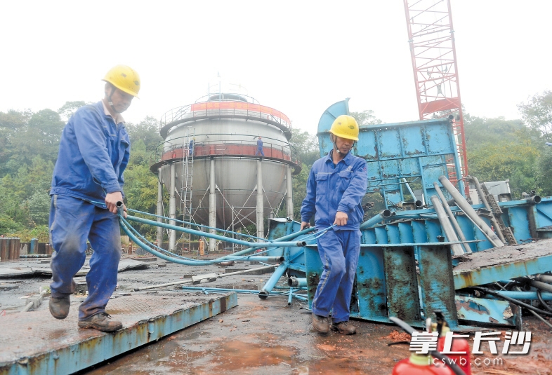 昨日，施工人员将长沙液化气石油总公司储配二厂的液化气球罐进行拆除。这种特种设备的大规模拆除在全省尚属首次。 长沙晚报记者 石祯专 摄