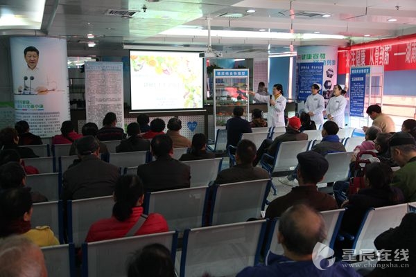 （湖南省慢病防治委员会副主任委员、省二人民医院代谢内分泌科主任李湘教授向患者科普糖尿病眼病的危害。 王丹琪/摄）