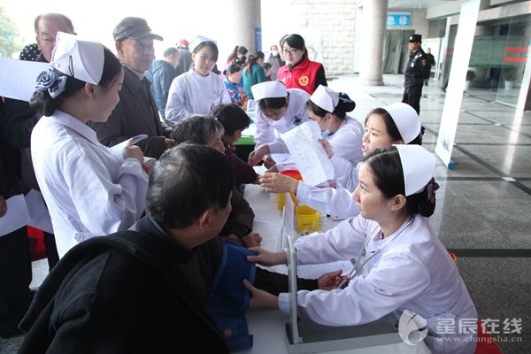 （省第二人民医院为患者提供了肾功能检查、测血糖、测BMI、测血压、测快速血尿酸等多项免费检查。）