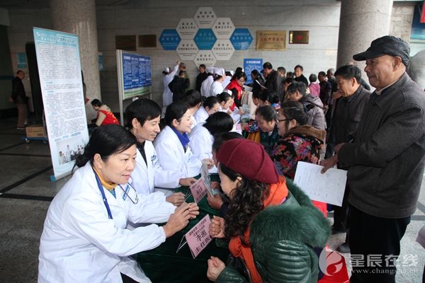 （今日上午，湖南省第二人民医开展了大型义诊和健康讲座活动。）