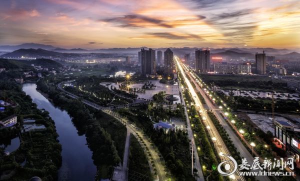 图为灯火阑珊的湘中大道(吴洪流摄)