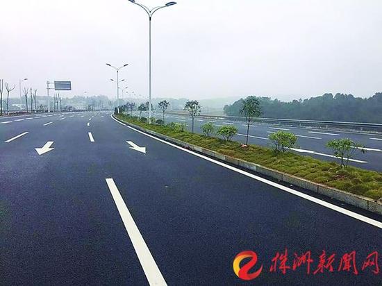 湘莲大道为双向六车道 通讯员供图