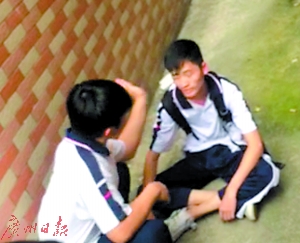 被扇耳光的网传视频截图