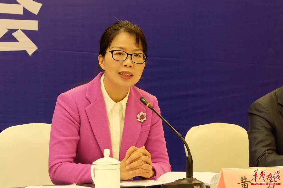 株洲市副市长候选人黄芳回答记者提问.