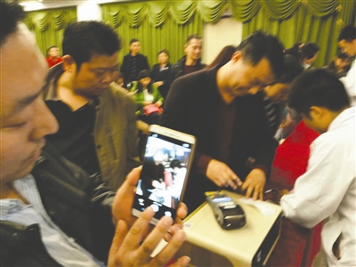 有家长现场购买了“专利产品”（受访者供图）