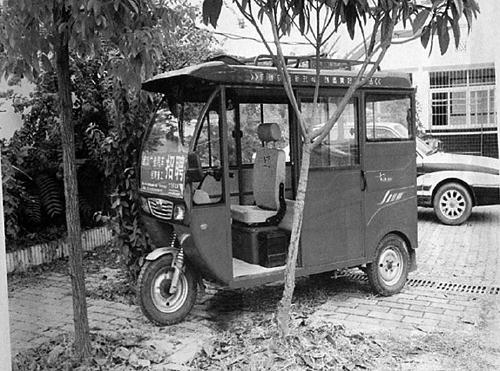 犯罪嫌疑人驾驶的红色三轮车