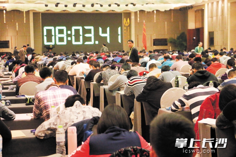 理论考试时间为4个小时,340名全国化学学霸在考场鏖战。均为长沙晚报通讯员 王剑 摄