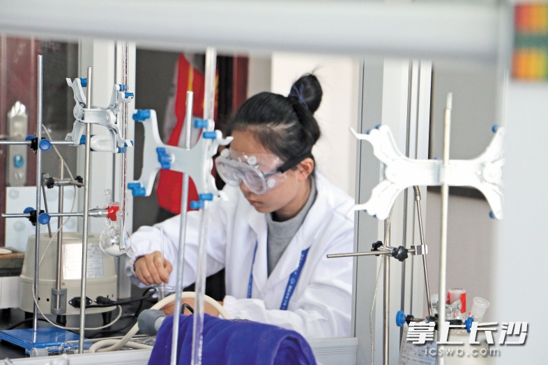 为确保实验操作安全,女生要求将头发扎起来。