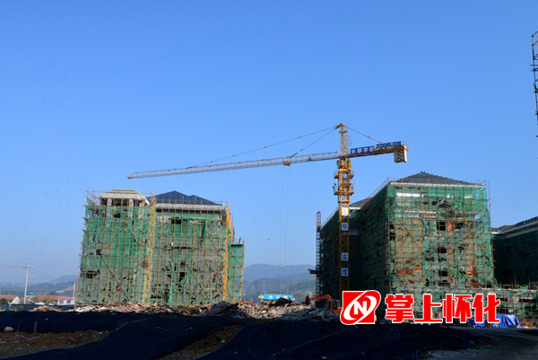 这所学校在我们长郡教育集团来讲是举足轻重的,得到了省里、市里各级领导的高度重视和高度关注,怀化也是我们长沙的对口教育扶贫点,所以我们深感责任重大,提前一年把校长派了过来。当天,在怀化长郡学校建设工地检查指导工作的长郡教育集团董事长、长郡中学校长李素洁告诉记者。 从怀化长郡学校的设计和整个的投入来看,硬件应该是最好的,应该说也是在我们集团所有学校中最好的,至于后期的发展,从我们的经验来看,(长郡)每一所学校在当地都取得了比较好的、积极的影响,也对当地的教育有一个正面的推动,我想这所学校应该一样的也会取得