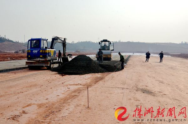 通用机场跑道正在施工