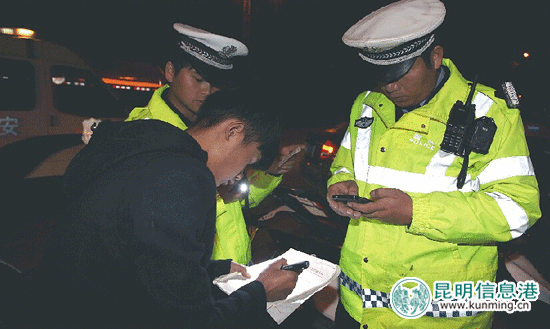 楚雄州交警支队夜鹰小分队查处非法飙车 供图