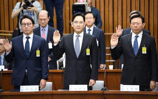 12月6日，（从左往右）崔泰源、李在镕、辛东彬在国会调查会宣誓。（新华/路透）