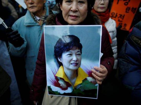 12月17日，朴槿惠支持者在宪法法院外举行抗议集会，反对对其的弹劾。（新华/路透）