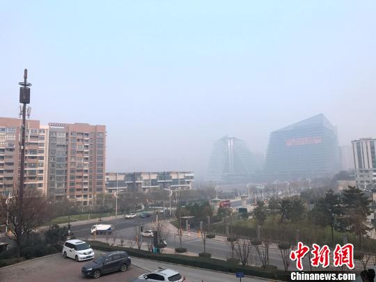 图为西安曲江新区一处建筑在雾霾之中。 张一辰 摄