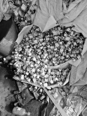 警方查到的抗生素类小玻璃瓶