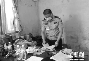 民警在清查废品收购站账本