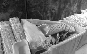 这些一次性餐具都是以医疗垃圾为原料制成的 本组图片均为警方提供