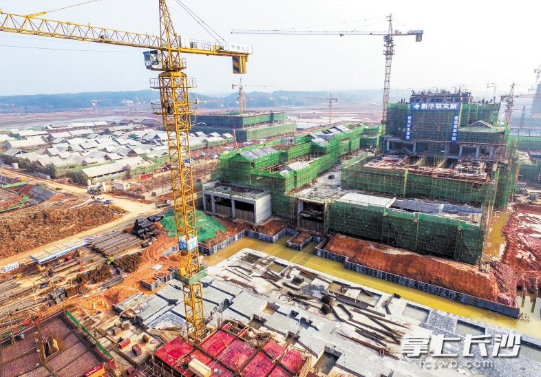 项目建设现场，工人们正在抓紧施工。 长沙晚报记者 邹麟 摄