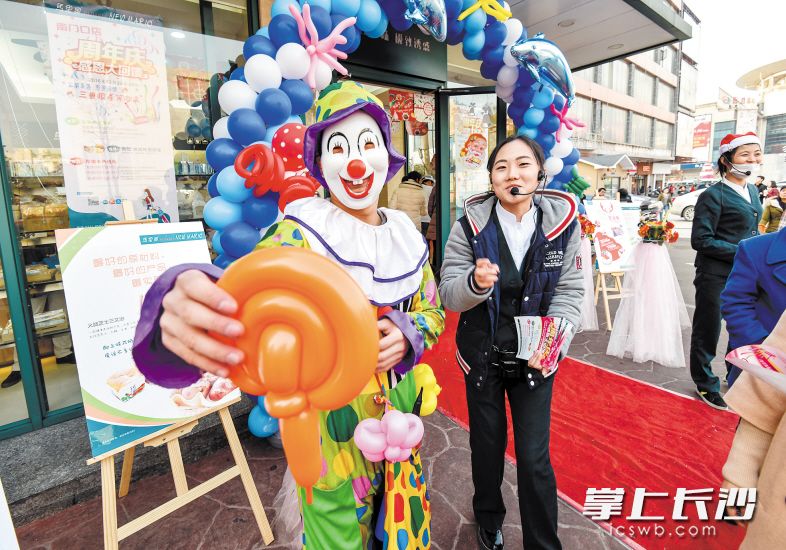 今年长沙街头圣诞节一幕。