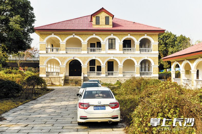 橘子洲上的海关公廨，昔日这里每到岁末所发出来的休假公告，让人看到了中西节日在这里已经发生了融合。