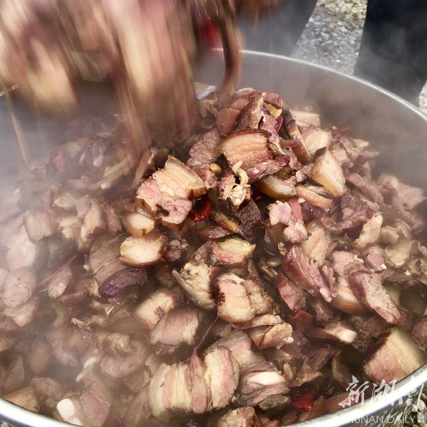 中国首届腊味节古丈开幕 龙清泉双手提两头猪